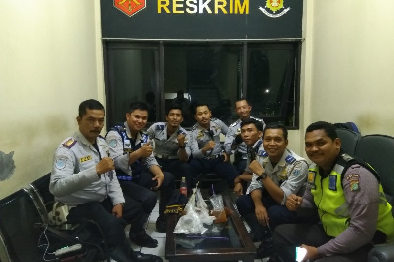 Polisi "nemplok" di kap mesin mobil mengaku hanya menjalankan tugas