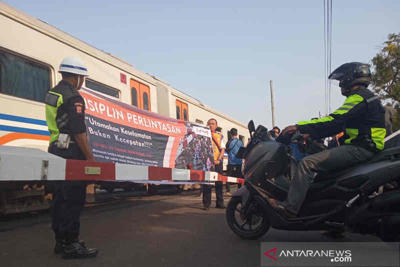 KAI Cirebon sosialisasi keselamatan pengguna jalan di perlintasan sebidang