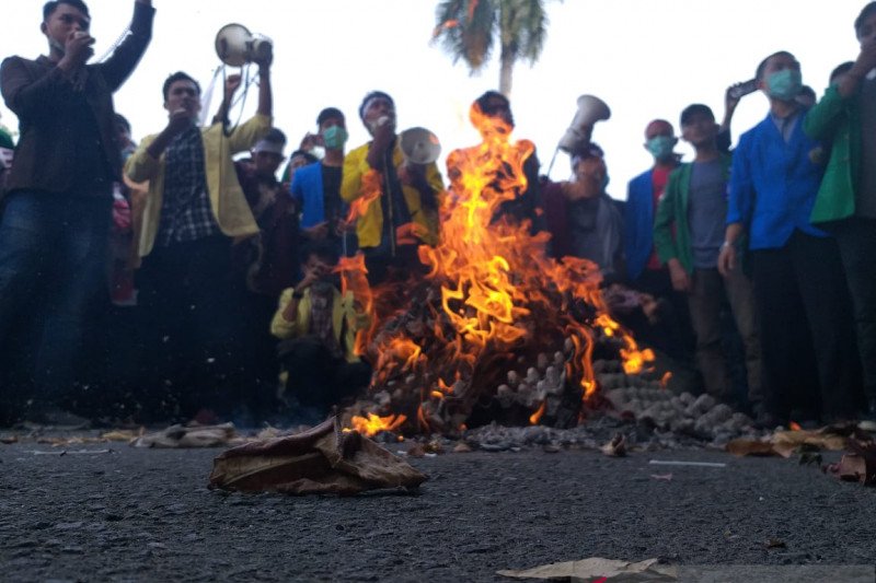 Bakar sampah di halaman kantor gubernur, BEM se-Sumbar tuntut pemerintah beri pengobatan gratis korban asap