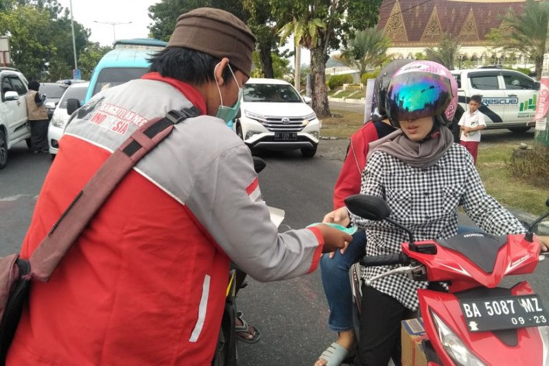 Garbi Sumbar bagikan masker di Padang