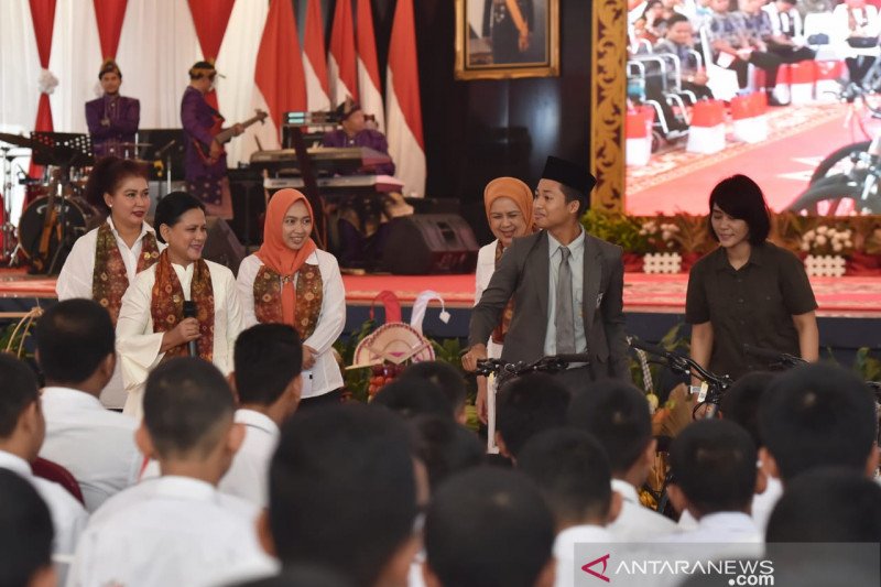Ibu Negara diskusi bahaya narkoba bersama pelajar di Palembang