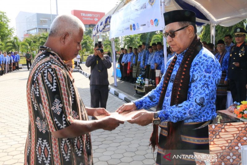 Masyarakat NTT didorong pakai tenun ikat