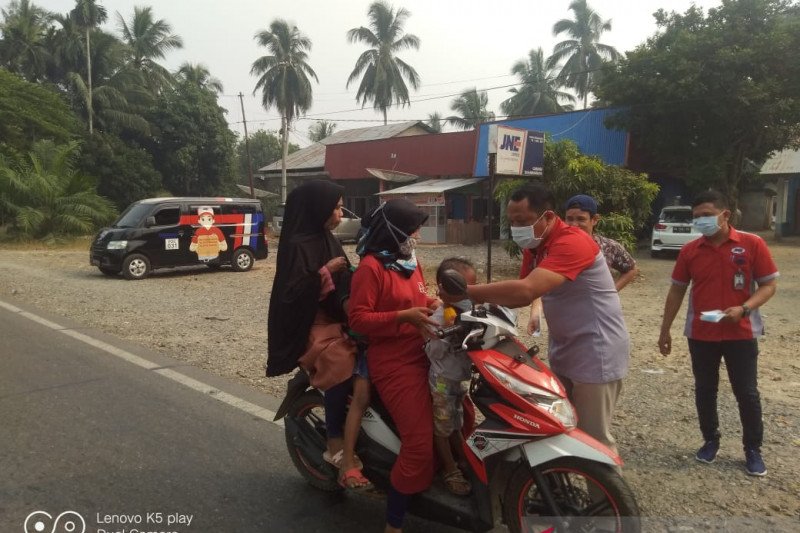 Antisipasi dampak kesehatan, JNE Dharmasraya bagikan masker gratis untuk masyarakat