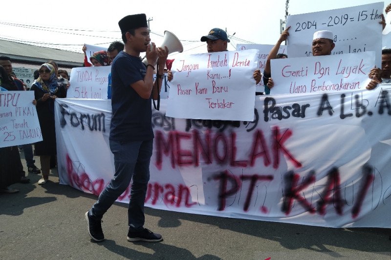 Pedagang Pasar Lubuk Alung demo PT KAI terkait lahan