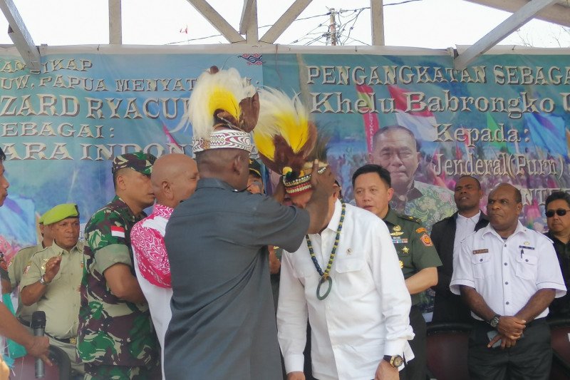 Ryamizard Ryacudu diangkat sebagai anak adat "Babrongko Umandrow" Papua