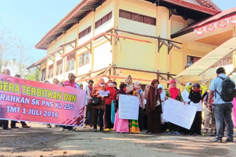 SK belum juga terbit, 256 CPNS "serbu" kantor Pemkab Dompu