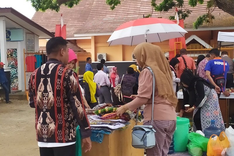 Pedagang suvenir manfaatkan momen FLS2N 2019 Lampung