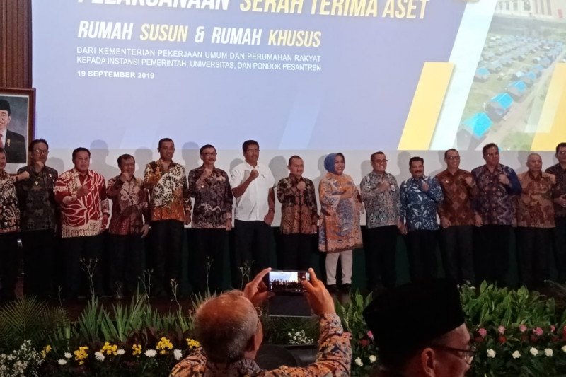Kementerian PUPR serahkan bantuan rumah untuk Pesisir Selatan