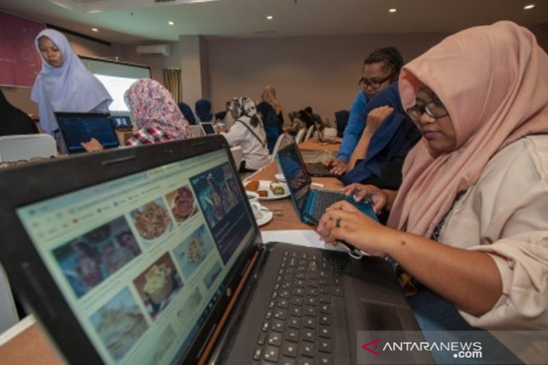Pelatihan pengembangan web "Coding Mum" bagi penyintas bencana
