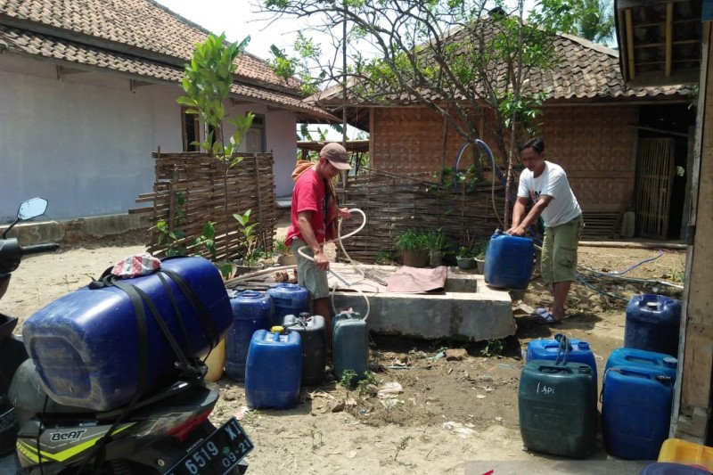 Sumur dan kolam kering, warga terpaksa gunakan air sungai
