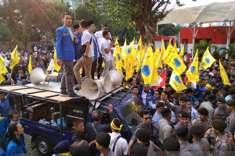 Pengunjuk rasa terlibat aksi saling dorong dengan polisi di KPK