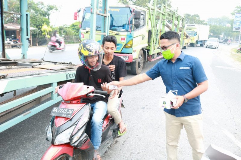 Duta BPJS Kesehatan Solok bagikan masker untuk pengendara motor dan mobil