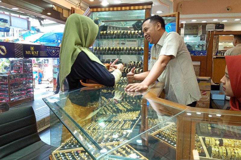 Dipengaruhi pasar global, harga emas naik di pasar Raya Padang