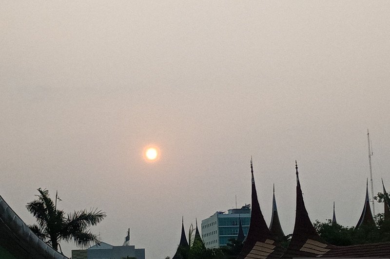 Kepekatan asap di Sumbar meningkat Senin siang, BMKG: Tutup hidung dan mulut saat keluar rumah