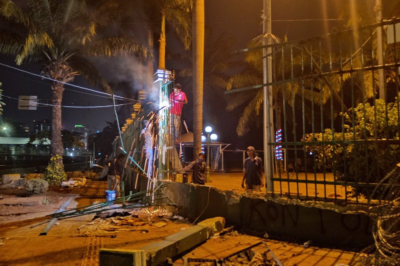 Pagar depan Gedung DPR yang jebol akibat demo mahasiswa diperbaiki