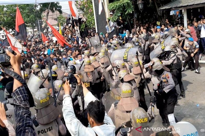 Aksi ribuan mahasiswa Solo Raya sempat ricuh