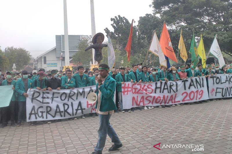 Ratusan mahasiswa demo di DPR Aceh