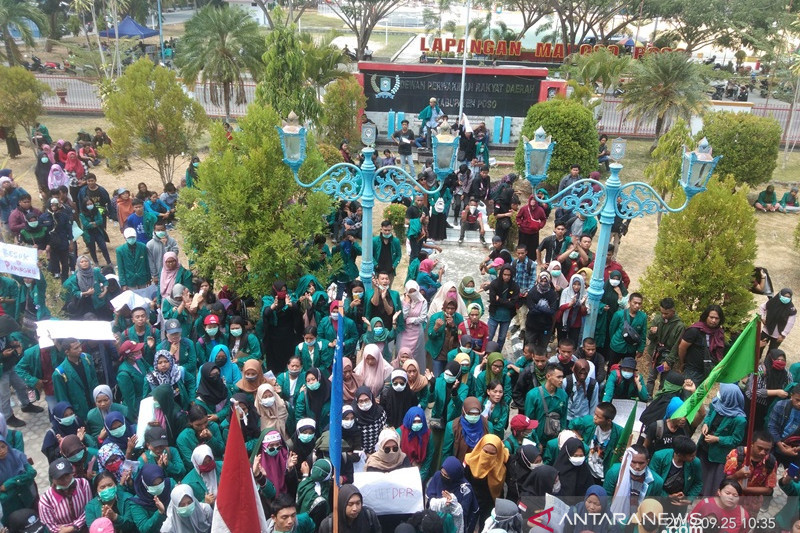 Mahasiswa di Poso juga demonstrasi tolak revisi KPK