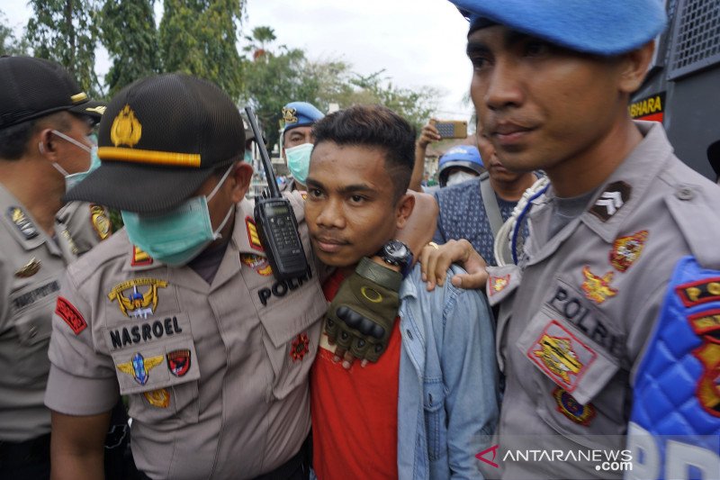 Polisi tangkap provokator pelemparan batu dalam demo depan DPRD NTB