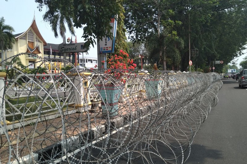 Polisi pasang kawat berduri di Kantor Gubernur Sumbar