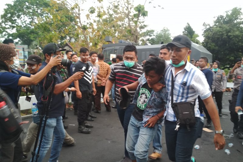 Empat terduga provokator diamankan Polisi saat demo mahasiswa NTB