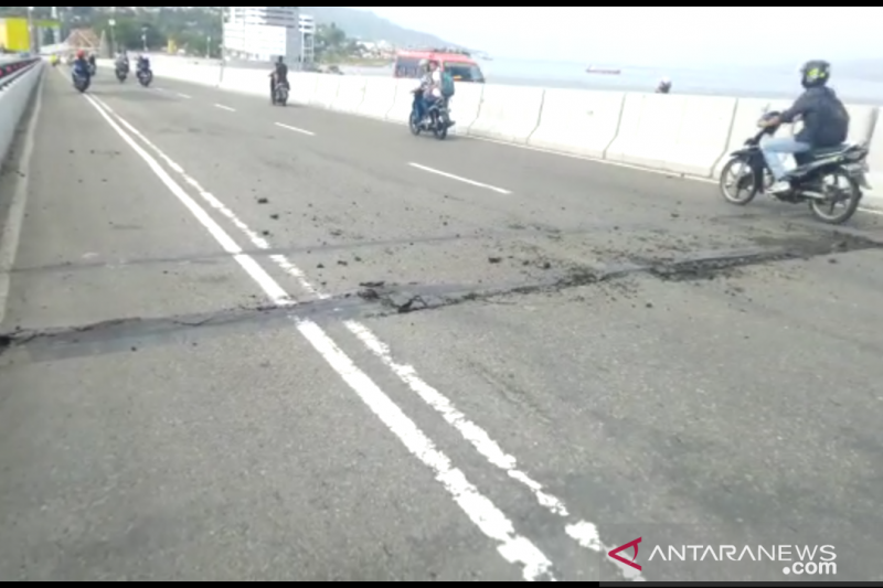Gempa Ambon - Sejumlah kerusakan terlihat