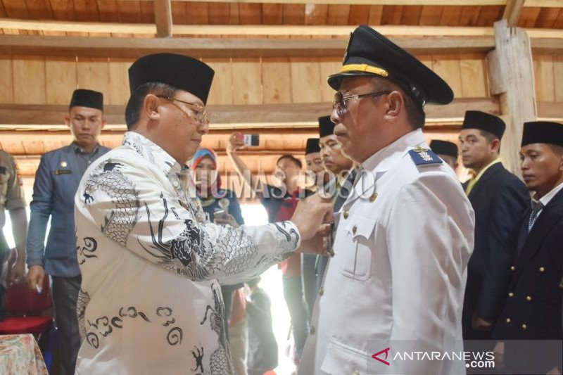 Bupati Poso lantik sejumlah pejabat di objek wisata