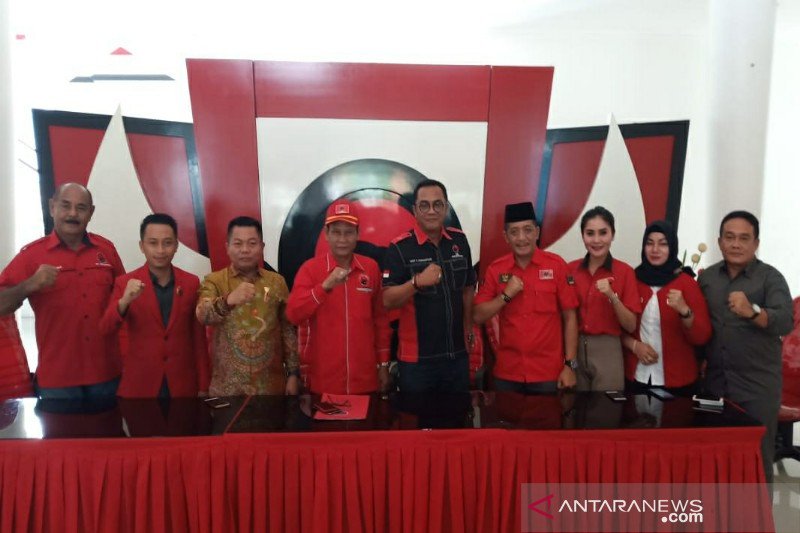 13 bacagub Kalteng resmi daftar ke PDI Perjuangan