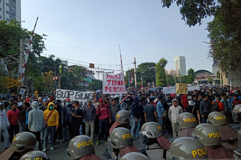 Massa merangsek ke belakang Gedung DPR