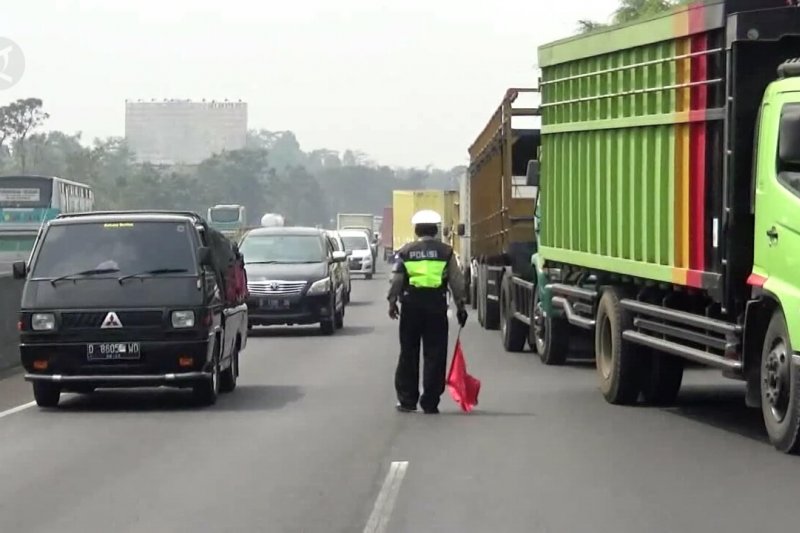 Kendaraan besar dilarang sementara melewati Tol Cipularang