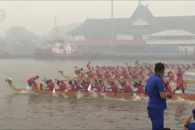 Lomba Dragon Boat di Sungai Kapuas