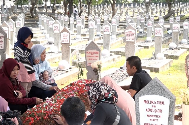 Masyarakat berziarah ke makam Habibie