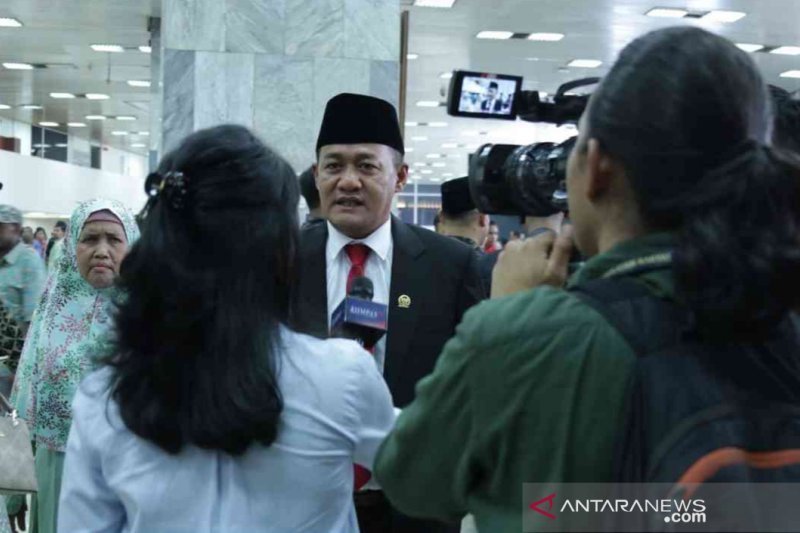 DPR minta gubernur jangan buat kebijakan aneh-aneh terkait UMK