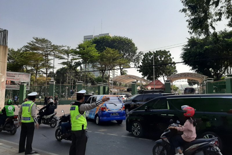 Pelantikan DPR, situasi Jalan Gelora padat dengan kendaraan tamu