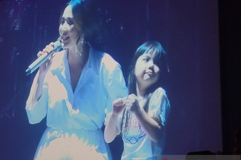 Gempi ikut nyanyi bareng Gisel dalam pembukaan konser Lukas Graham