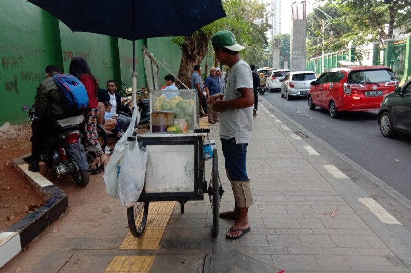 Pedagang makanan dan minuman keliling pun panen saat demo mahasiswa,