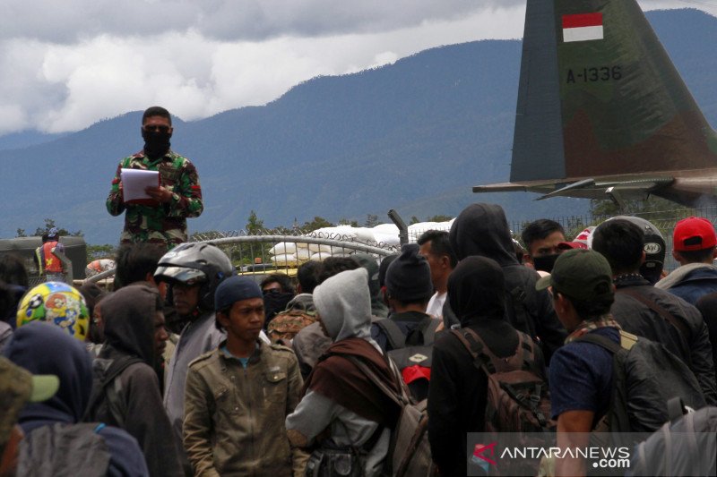 Perantau Sulsel mengungsi dari Wamena tiba di Makassar