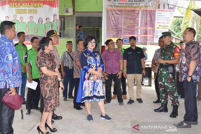 Bupati Barsel pantau pemungutan suara pilkades di sejumlah desa