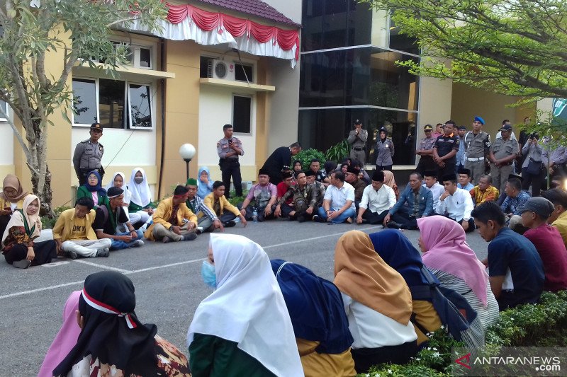Tolak UU KPK, Aliansi Mahasiswa Solok demo DPRD