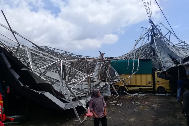 Puting beliung porak-porandakan kios Pasar Padang Luar Agam, tiga warga terluka