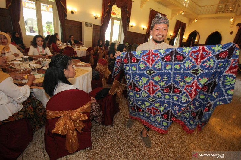 Pelatihan berkain batik