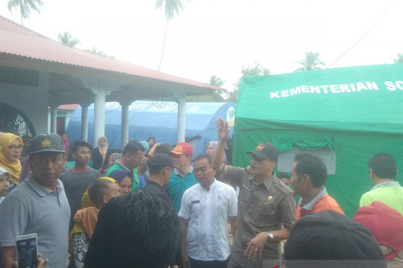 Bupati Hendrajoni kunjungi korban abrasi pantai di Batang Kapas