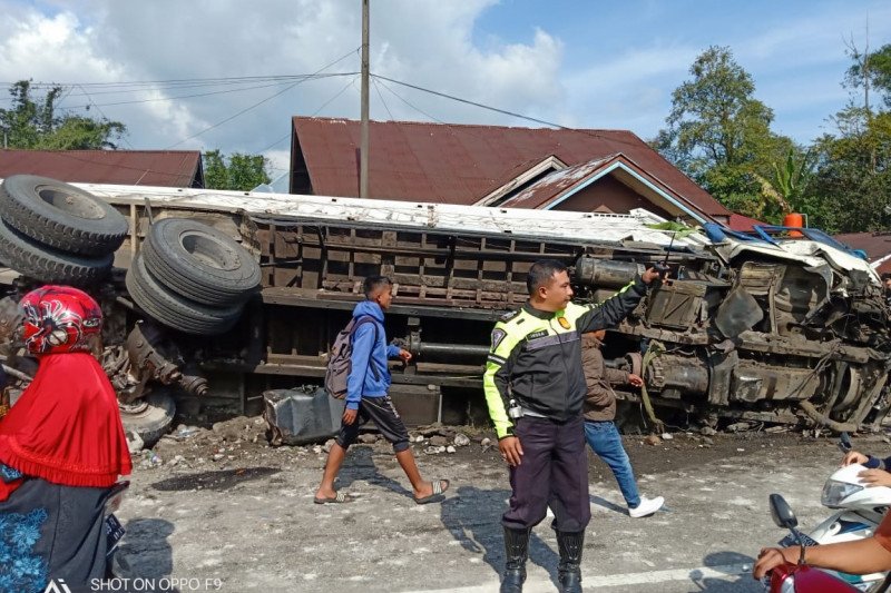 Satu tewas dalam kecelakaan beruntun libatkan delapan kendaraan di Padang Panjang