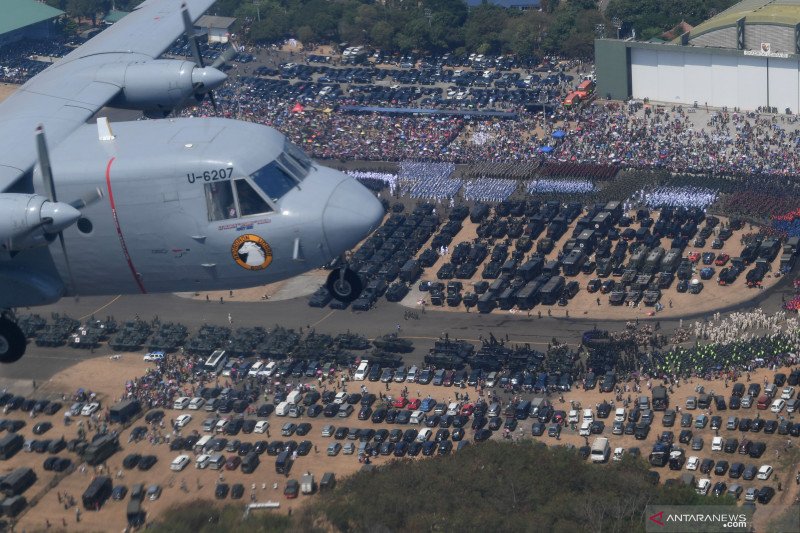 Formasi CASA NC212 pada peringatan HUT ke-74 TNI