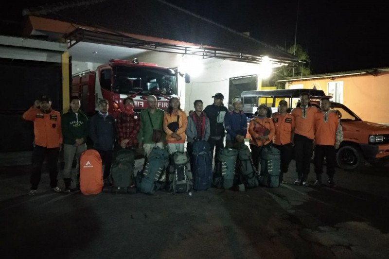 13 pendaki Gunung Raung terjebak kebakaran selamat