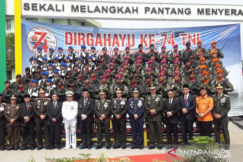 Kodam Tanjungpura gelar upacara parade pasukan HUT Ke-74 TNI