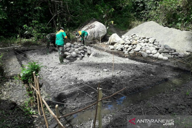 Satgas TMMD mulai bangun kantor tiga pilar di desa Ogoalas