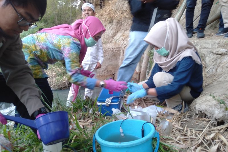 Kondisi air Sungai Cilamaya diperiksa tim laboratorium PJT II