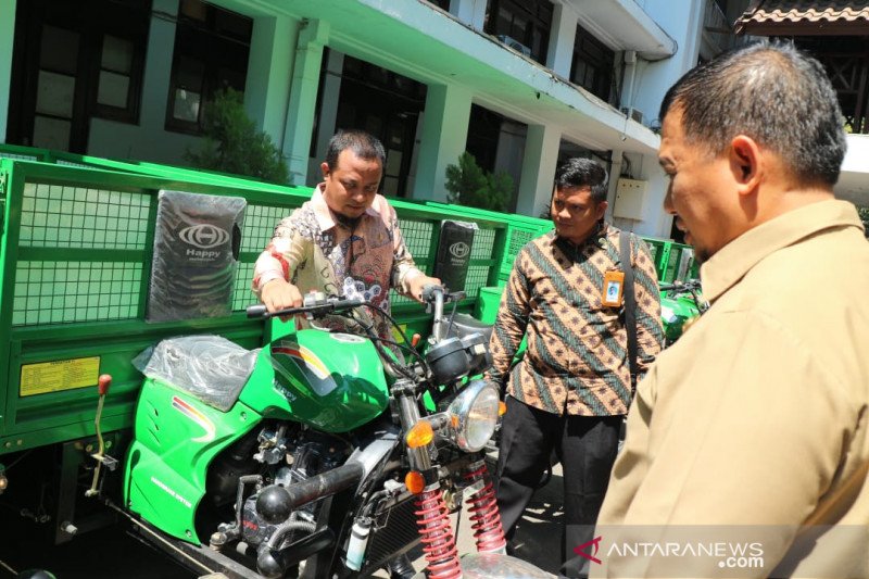 Wagub Sulsel serahkan 10 unit motor sampah kepada Pemkot Makassar