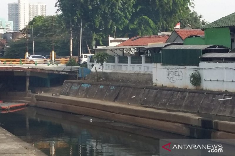 Petugas UPK Badan Air Senen temukan mayat bayi di Kali Ciliwung